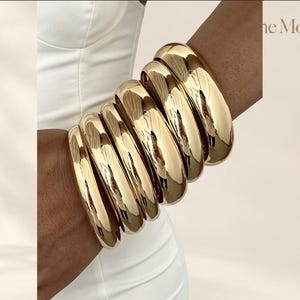Stack de Brazaletes Dorados Estriados, Joyería Metálica Statement Ancha