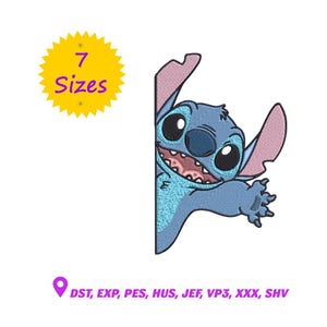 Puede incluir: Un personaje de dibujos animados azul, Stitch, se asoma por detrás de una esquina, sonriendo con una amplia sonrisa. La imagen incluye una estrella amarilla con el texto "7 Tamaños" y un alfiler morado con texto debajo.