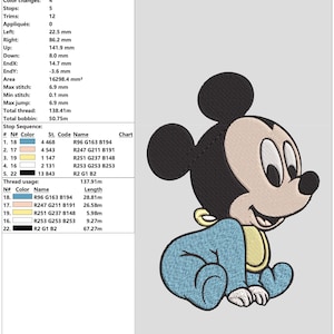 Pode incluir: Design bordado do Mickey Mouse em pose sentada, usando uma roupa azul com detalhes amarelos. O design tem aproximadamente 150 mm de altura e 109 mm de largura, com um total de 26.134 pontos.