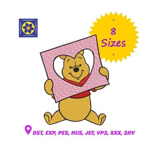 Pode incluir: Design bordado com um urso de desenho animado segurando uma moldura rosa com um recorte em forma de coração. O urso usa um lenço vermelho. A imagem inclui o texto "8 Tamanhos" e várias abreviações de formatos de arquivo.