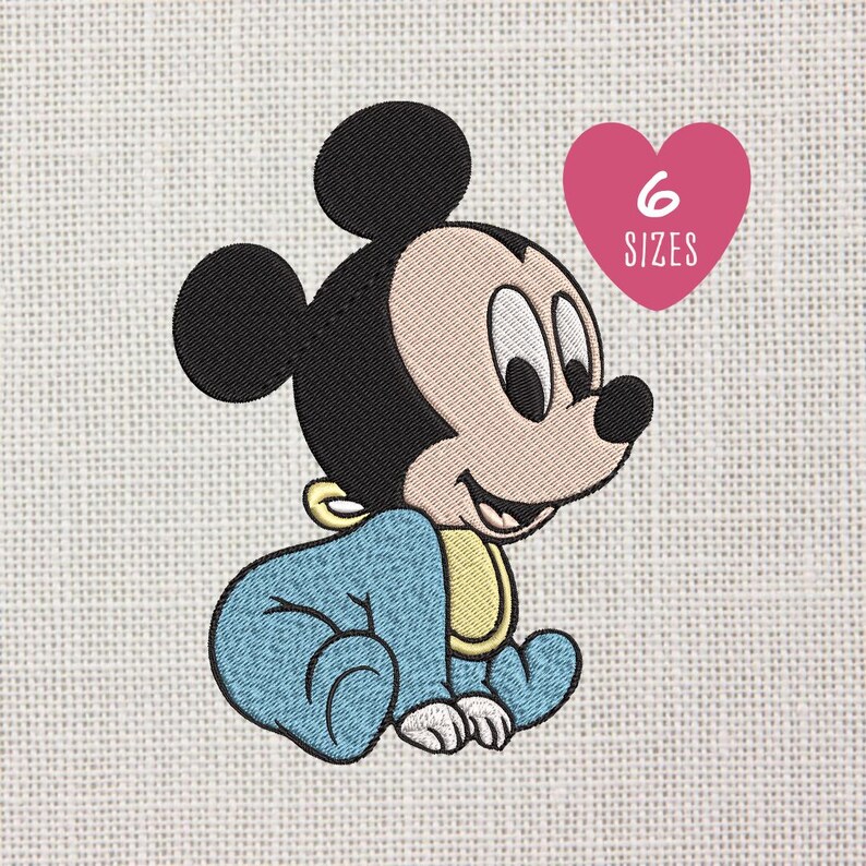 Pode incluir: Design bordado de um beb&ecirc; Mickey Mouse sentado, usando um macac&atilde;o azul e um babador amarelo. O design inclui o texto "6 TAMANHOS" dentro de um cora&ccedil;&atilde;o rosa.
