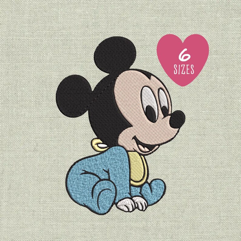 Pode incluir: Desenho bordado de um beb&eacute; Mickey Mouse com um macac&atilde;o azul e um babete amarelo, com um cora&ccedil;&atilde;o rosa que diz "6 TAMANHOS". A personagem de desenho animado tem orelhas pretas, um rosto castanho claro e olhos brancos. O desenho est&aacute; sobre um tecido bege claro.