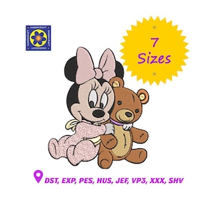 Könnte beinhalten: Cartoon-Illustration von Minnie Mouse, die einen Teddybären umarmt. Minnie Mouse trägt eine rosa Schleife und ein Kleid. Das Bild enthält den Text "7 Größen" und Stickdateiformate.