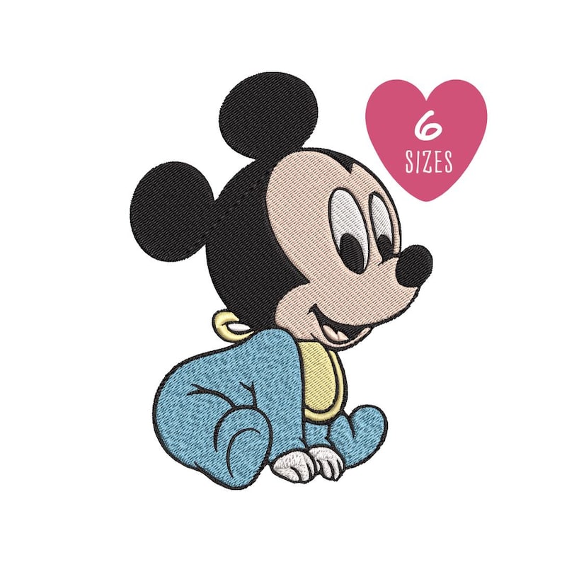 Pode incluir: Design bordado de um beb&ecirc; Mickey Mouse em um traje azul claro com um babador amarelo. O design inclui o texto "6 SIZES" em forma de cora&ccedil;&atilde;o rosa. O personagem tem orelhas pretas e um rosto bronzeado.