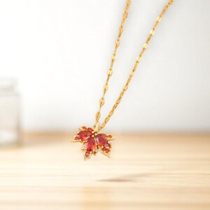 Rote Ahornblatt Anhänger Halskette - Romantischer Edelstahl Herbst Schmuck für Frauen