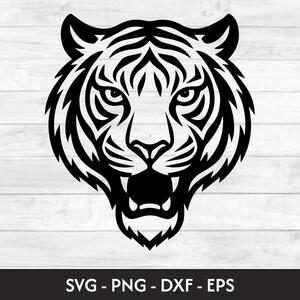 Könnte beinhalten: Schwarz-weiße Illustration eines Tigerkopfes mit offenem Maul und sichtbaren Zähnen. Das Design zeigt detaillierte Streifen und einen entschlossenen Ausdruck. Der Text "SVG - PNG - DXF - EPS" ist unten im Bild enthalten.