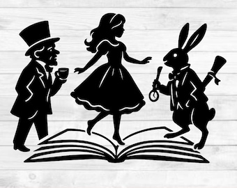 Könnte beinhalten: Schwarze Silhouette-Illustration von Charakteren aus Alice im Wunderland. Der Hutmacher hält eine Teetasse, Alice geht auf einem offenen Buch und das weiße Kaninchen trägt eine Taschenuhr und eine Schriftrolle. Der Text unten im Bild lautet: SVG - PNG - DXF - EPS.