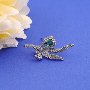Antique Green Emerald Diamond Brooch Pin 14k White Gold Plated Handmade Round Shape Moissanite Brooch Pin Dainty Gemstone Brooch Pin For Her