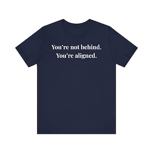 No te quedas atrás. Estás alineado. Camiseta con frase motivacional, texto minimalista, para hombre.