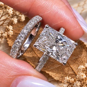 Bague de fiançailles solitaire sertie d'un halo caché en moissanite taille radiant de 4 carats, alliance assortie en or massif 14 carats pavé de diamants. Ensemble de mariage de luxe.