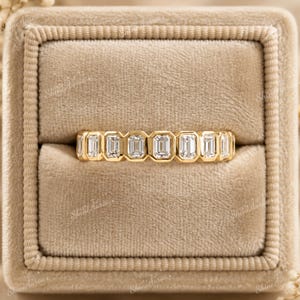 Demi-éternité en moissanite taille émeraude 14 carats avec lunette en or massif minimaliste empilable alliance mariage bague assortie cadeau d'anniversaire
