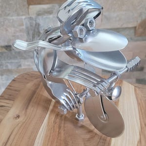Metal frog sculpture