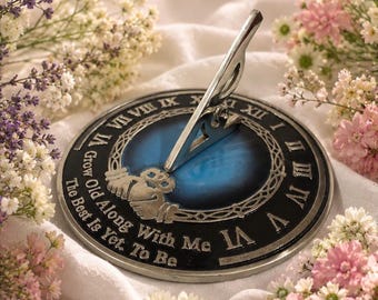 Garden Sundial with “Grow Old Along With Me” Quote – Outdoor Metal Lawn Decor Gift for Couples & Patio Yard Ornament