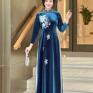 Elegantes Blaues Ao Dai mit Blumenstickerei und Kristallen | Damen Samt Ao Dai | Traditionelles Vietnamesisches Ao Dai | Keine Hose F18