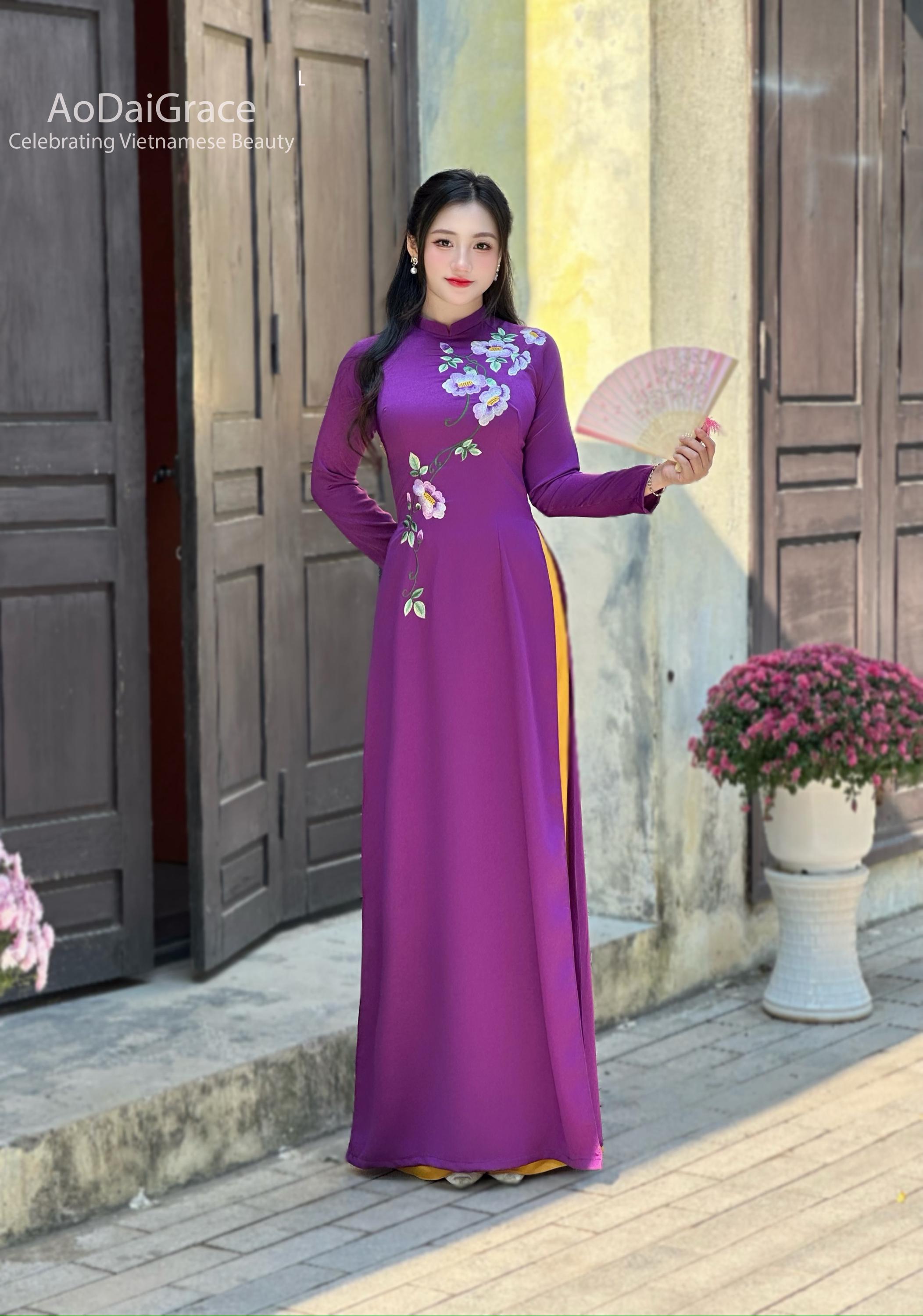 紫色の花の刺繍が施されたシルクのアオザイ：ベトナムの伝統衣装 