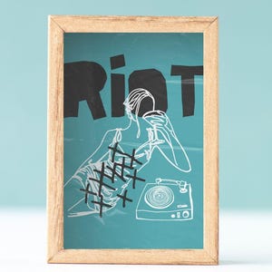 Może przedstawiać: Oprawiony wydruk artystyczny z turkusowym tłem. Wydruk przedstawia słowo "Riot" w czarnych literach blokowych oraz białą liniową ilustrację osoby trzymającej kieliszek, z gramofonem. Obraz ma minimalistyczny styl.