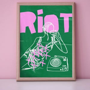 Może przedstawiać: Oprawiony wydruk artystyczny z zielonym tłem i słowem "Riot" w różowych literach blokowych. Biały rysunek liniowy przedstawia osobę z drinkiem i gramofon. Różowe krzyże nakładają się na postać.