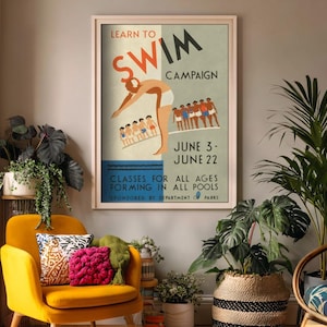 Pode incluir: Um cartaz emoldurado intitulado Learn to Swim Campaign com uma grande ilustração de uma pessoa a mergulhar e um grupo de pessoas em trajes de banho. O texto inclui as datas de 3 a 22 de junho e aulas para todas as idades em todas as piscinas.