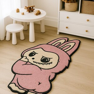 Alfombra rosa con mechones Labubu / Alfombra rosa con dibujos animados hecha a mano para guardería, sala de juegos y coleccionistas / Decoración chibi adorable / Alfombra kawaii para habitación infantil