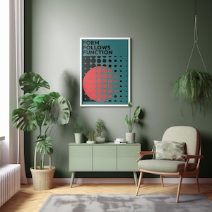 Könnte beinhalten: Ein gerahmter Kunstdruck mit dem Text "FORM FOLLOWS FUNCTION" über einem roten und schwarzen Punktdesign. Der Druck hängt an einer grünen Wand über einem grünen Schrank und Stuhl. Eine große Topfpflanze und ein hängender Farn sind ebenfalls zu sehen.