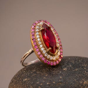 Anello turco autentico con rubino effetto marquise e contorno di zirconi rosa e bianchi in argento placcato oro.