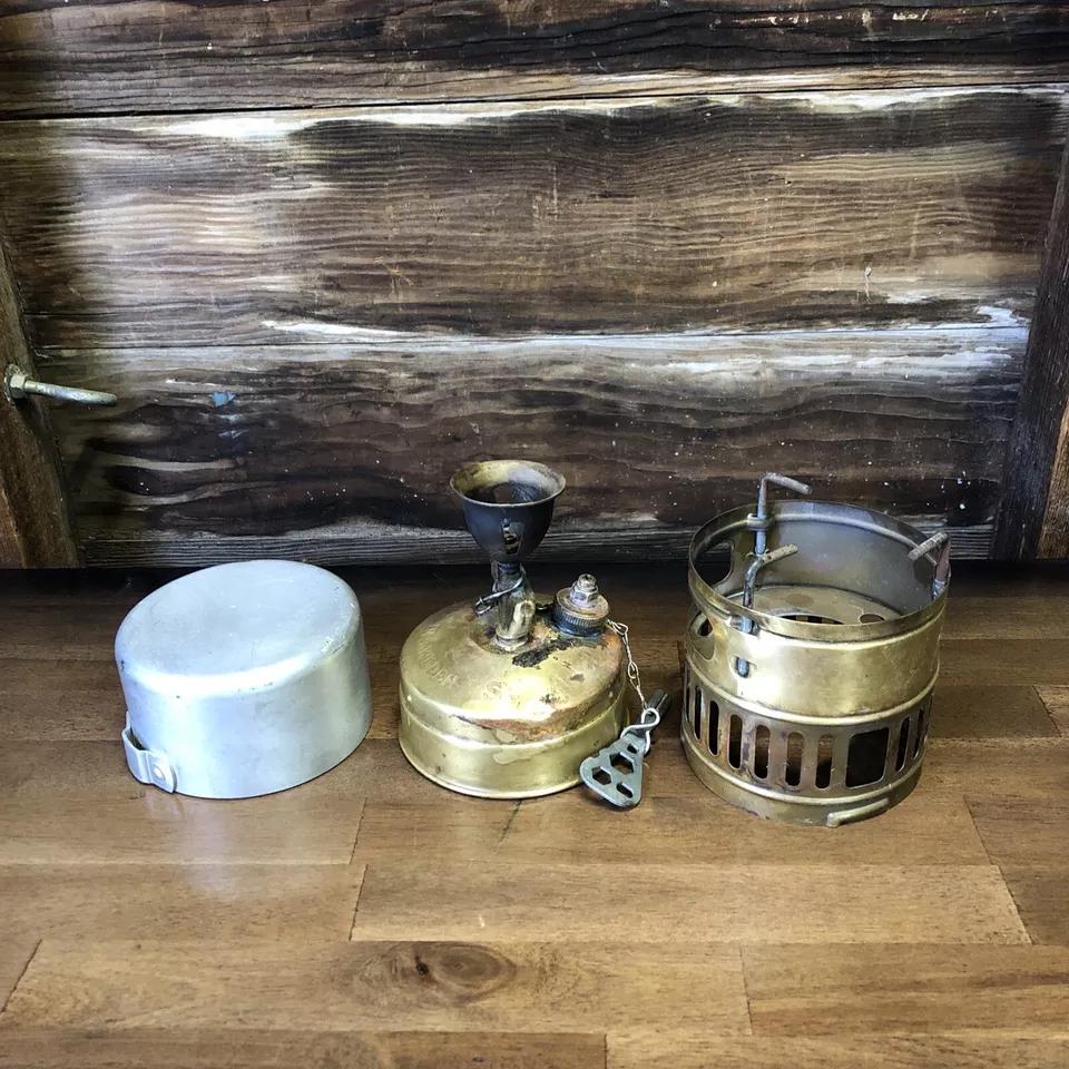 Réchaud Svea 123 vintage en laiton fabriqué en Suède et bouteille de