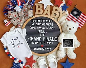 Puede incluir: Anuncio de bebé con decoraciones patrióticas. La imagen incluye una pizarra con texto, un body blanco con un nombre, un oso de peluche, zapatos de bebé y una imagen de ultrasonido. También hay estrellas rojas, blancas y azules.