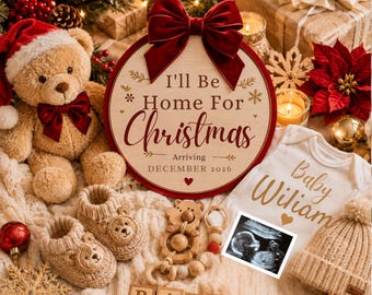 Puede incluir: Un letrero redondo de madera con un lazo de terciopelo rojo que dice I'll Be Home For Christmas Arriving DECEMBER 2026, un oso de peluche, patucos de punto, un sonajero de madera, un body blanco con Baby William, una ecografía y un gorro.