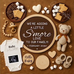 Könnte beinhalten: Baby-Ankündigung auf braunem Hintergrund. Ein Buchstabenbrett verkündet "We're adding a little S'more love to our family!" und "February 2026". Die Ankündigung umfasst einen Baby-Body, Ultraschallbild, Teddybär und S'mores.