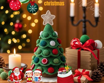 Könnte beinhalten: Ein handgefertigter grüner gehäkelter Weihnachtsbaum mit roten, weißen und blauen Verzierungen. Ein Stern ziert den Baum, und die Worte "Holiday christmas" sind zu sehen. Dekorative Elemente sind Ornamente, Geschenke und eine Weihnachtsmannfigur.