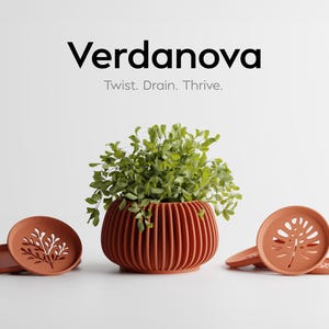 Könnte beinhalten: Ein terrakottafarbener Pflanztopf mit geripptem Design, der eine leuchtend grüne Pflanze enthält. Das Bild zeigt auch passende Untertassen mit einem baumartigen Ausschnitt. Der Text "Verdanova. Twist. Drain. Thrive." ist zu sehen.
