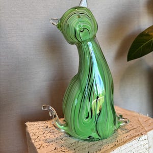 Vintage Green Art Glass Cat Figurine – Murano Style Swirl Glass Sculpture – Retro Feline Home Decor – Cat Lover Gift – Mid Century Decor
