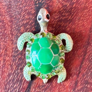 Whimsical Green Turtle Pendant – Enamel and Rhinestone – Vintage Animal Jewelry