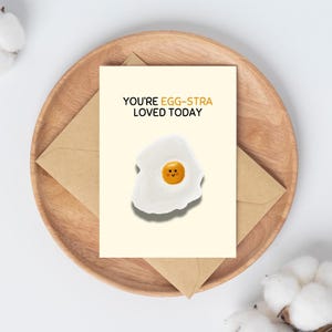 Tarjeta de felicitación "Eres un huevo extra querido hoy" - Tarjeta de cumpleaños con un lindo juego de palabras o simplemente porque sí - Tarjeta divertida con forma de huevo - Regalo de papelería pastel kawaii