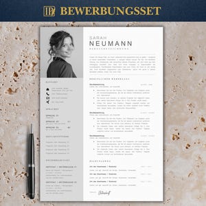 Könnte beinhalten: Eine professionelle Lebenslaufvorlage mit einem Foto einer Frau, Kontaktinformationen und Abschnitten für Erfahrung, Fähigkeiten und Ausbildung. Ein schwarzer Stift befindet sich auf der linken Seite des Lebenslaufs. Der Text "BEWERBUNGSSET" steht oben.