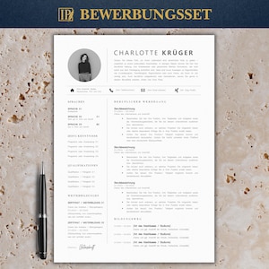 Könnte beinhalten: Ein Lebenslauf-Template in deutscher Sprache mit einem Foto, einem Stift und Text. Der Lebenslauf enthält Abschnitte für Sprachen, Fähigkeiten, Qualifikationen und Ausbildung. Der Hintergrund ist hellbeige mit einem strukturierten Muster.
