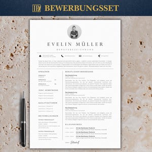 Könnte beinhalten: Ein Lebenslauf-Template mit dem Namen Evelin Müller und dem Text "BERUFSBEZEICHNUNG" oben. Der Lebenslauf ist in Schwarzweiß gehalten und enthält Abschnitte für Sprachen, Qualifikationen und Ausbildung. Links ist ein schwarzer Stift zu sehen.