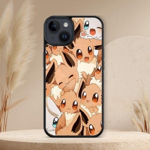 Peut inclure: Coque de téléphone noire avec un motif répété de personnages de dessins animés Eevee en marron, crème et blanc. L'étui a une bordure noire et recouvre l'arrière et les côtés du téléphone. Les personnages Eevee ont de grands yeux et sont dans diverses poses.