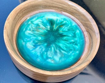 Handgemaakte, voedselveilige, houten schalen met of zonder hars.