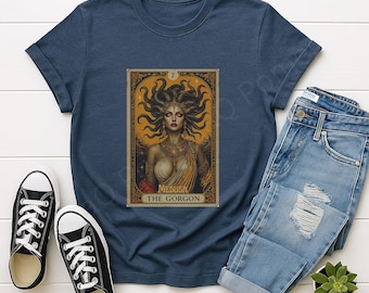 メデューサ タロット グラフィック Tシャツ - ユニセックス ソフトスタイル Tシャツ、ゴシックファッション、ホラー愛好家へのギフト、神話アパレル、タロットシャツ、ユニークなアートシャツ