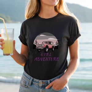 アドベンチャーガールTシャツ、ユニセックスTシャツ、トラベルシャツ、バケーションアパレル、アウトドアギフト、サマートップス