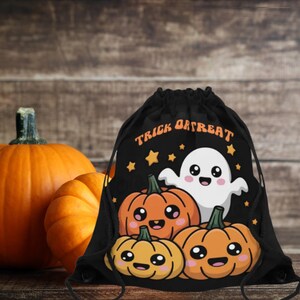 Puede incluir: Una bolsa negra con cordón que presenta un estampado gráfico de un fantasma blanco sonriente y tres calabazas naranjas con caras felices. El texto "TRICK OR TREAT" está impreso en una fuente naranja arqueada sobre el fantasma con estrellas.