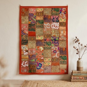 刺繍入り壁掛けタペストリー - 手作りのインド製サリーパッチワークアート、鮮やかなエスニック装飾（90 x 60 cm）