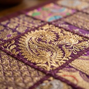 Broderad bordslöpare med lapptäcke, bohemisk matdekoration i blandat tyg bild 4