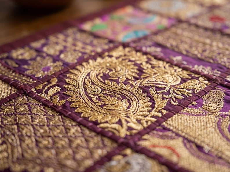 Broderad bordslöpare med lapptäcke, bohemisk matdekoration i blandat tyg bild 4