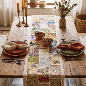 Runner da tavolo patchwork fatto a mano 60x15, decorazione sari ricamata in stile boho, colorato elemento decorativo indiano per la tavola