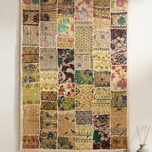 Broderad väggtapet, handgjord indisk sari-lapptäcke, färgglad bohemisk etnisk väggbonad, 90 x 60 cm