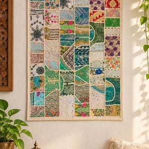 Handgefertigter Sari-Patchwork-Wandteppich, bestickte indische Textilkunst