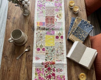 Ręcznie robiony bieżnik Kantha: dekoracja z lnianego materiału w stylu vintage