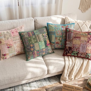 Capa de almofada artesanal indiana em patchwork, 40x40 cm, estilo boho vintage.